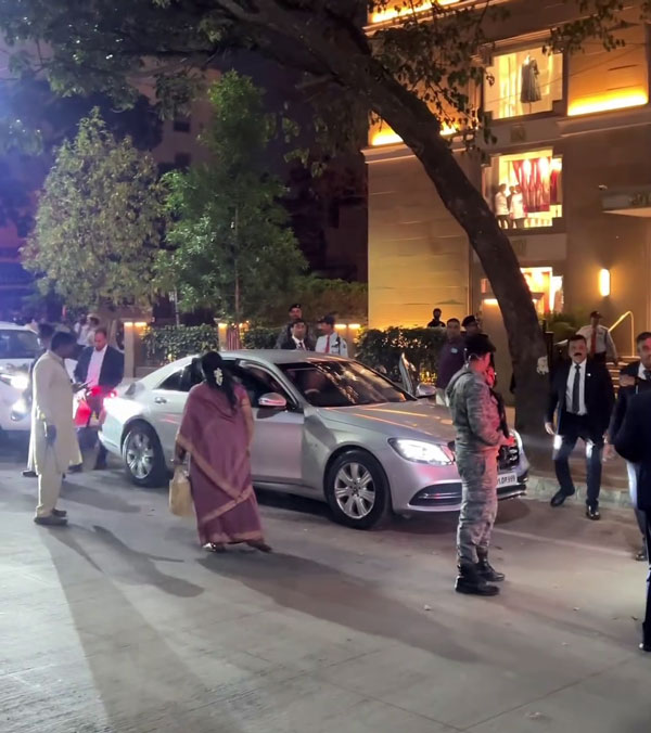 Nita Ambani s Bullet Proof Car Blocks Road