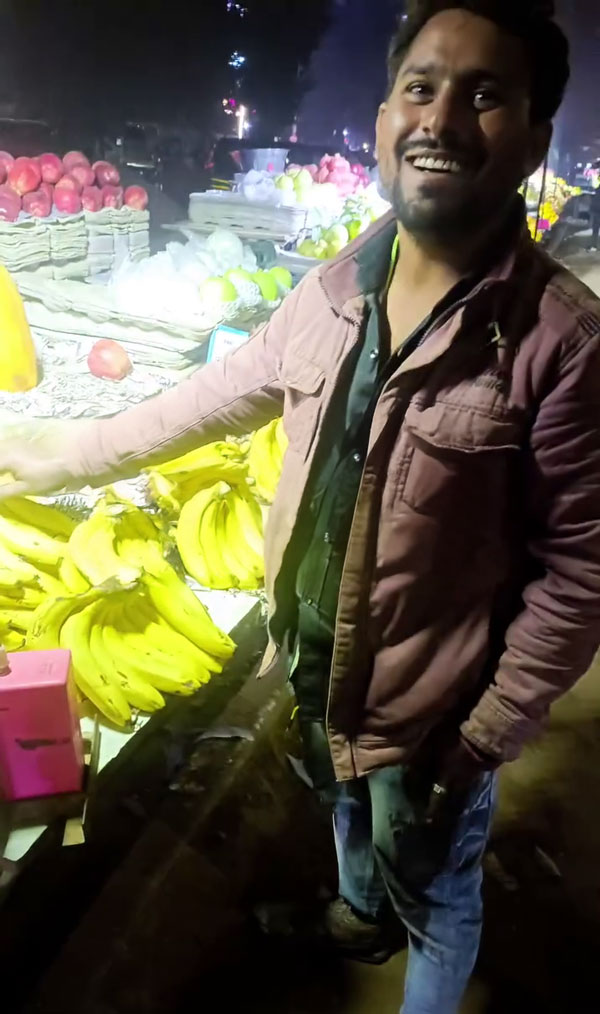 kia seltos owner selling fruits on street