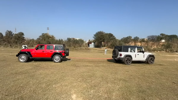 thar roxx vs jeep wrangler tug of war