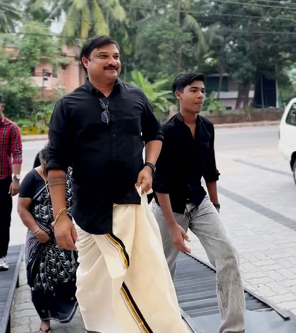 Man Simply Arrives In Chevrolet Tavera For His Mercedes Benz GLS SUV Delivery