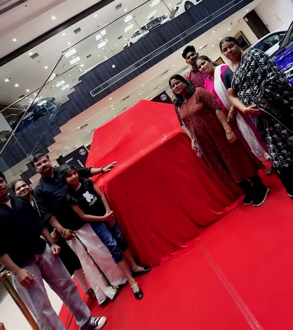Man Simply Arrives In Chevrolet Tavera For His Mercedes Benz GLS SUV Delivery