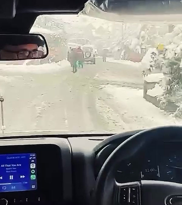 omar abdullah drove a mahindra thar on snowy roads
