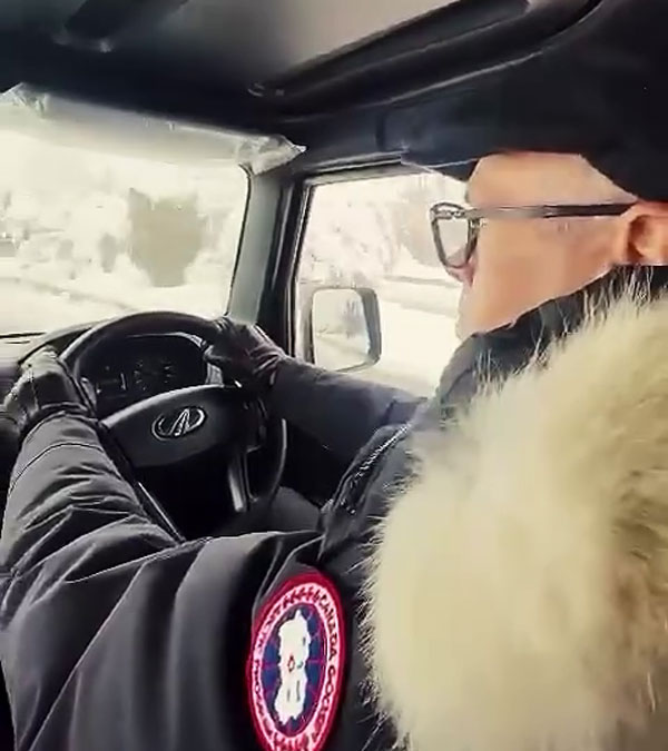 omar abdullah drove a mahindra thar on snowy roads