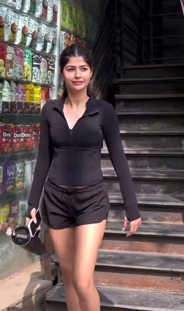 anjini dhawan spotted in land rover freelander