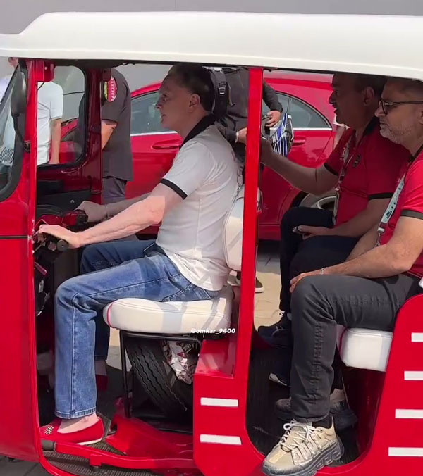 billionaire gautam singhania drives auto-rickshaw