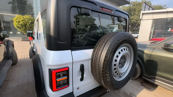 Mahindra Thar ROXX Base Model Vs Top Variant Price Difference Explained