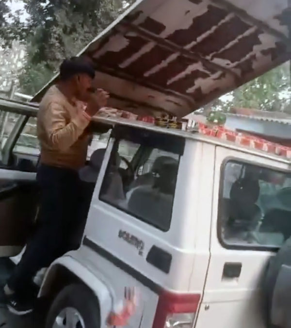 smuggle liquor bottles mahindra bolero roof