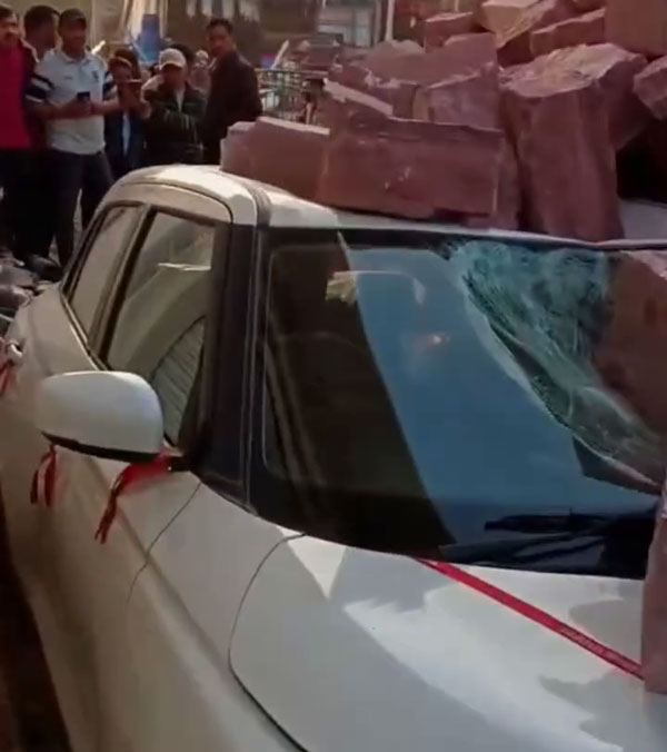 truck with bricks falls on maruti swift