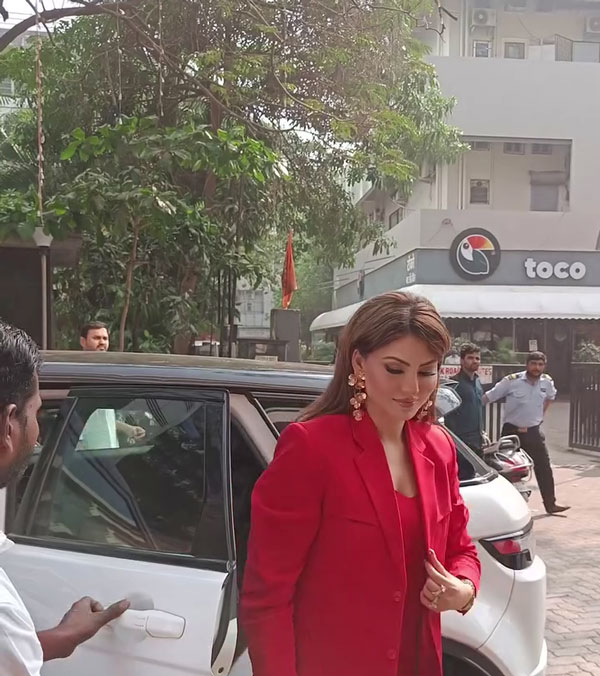 urvashi rautela spotted with range rover evoque