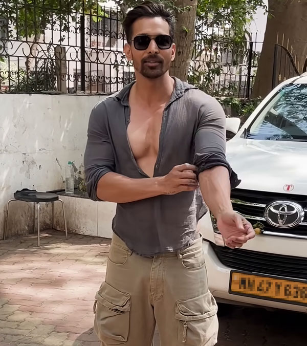Sanam Teri Kasam Hero Harshvardhan Rane Spotted In Toyota Fortuner Taxi Sanam Teri Kasam Hero Harshvardhan Rane Spotted In Toyota Fortuner Taxi