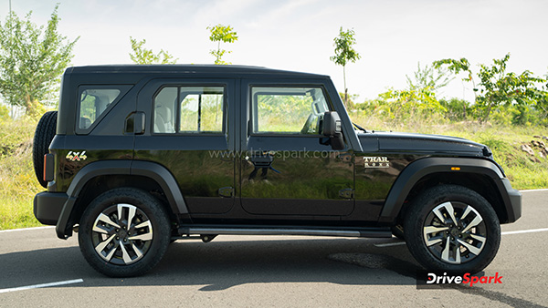 mahindra thar roxx side