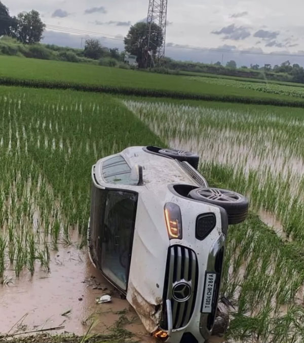 new mercedes benz gls topples