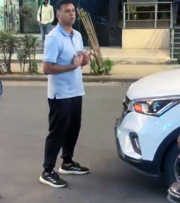 Rahul dravids car hit by auto