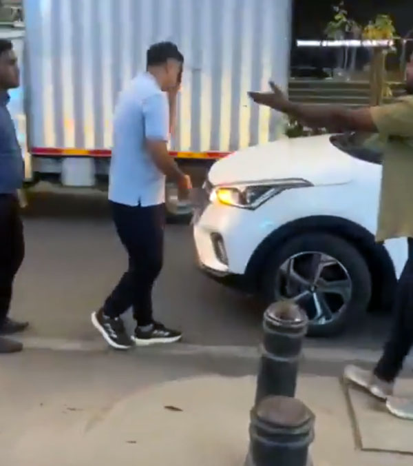 Rahul dravids car hit by auto