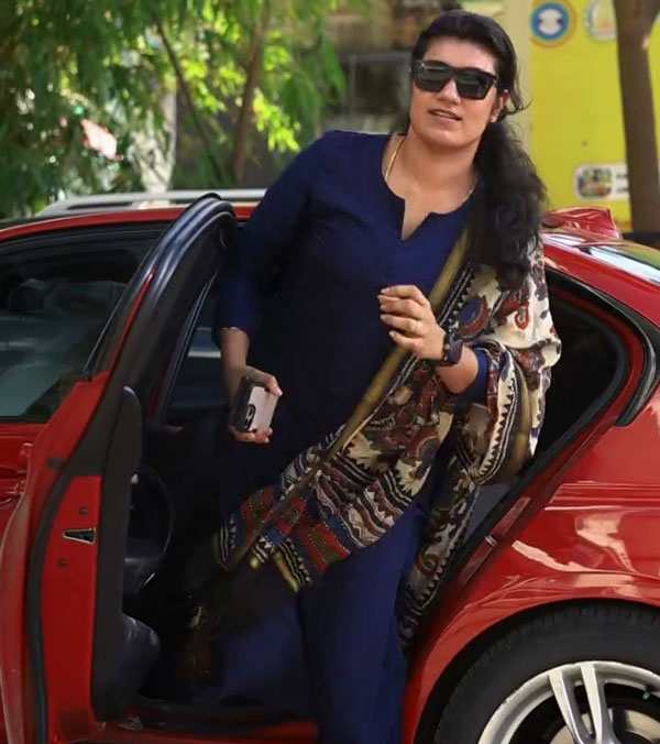 Woman Rider Takes Delivery Of BMW R 1300 GS Superbike Worth 24 68 Lakh