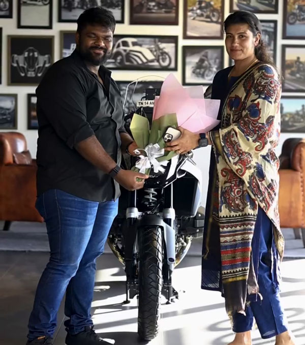 Woman Rider Takes Delivery Of BMW R 1300 GS Superbike Worth 24 68 Lakh