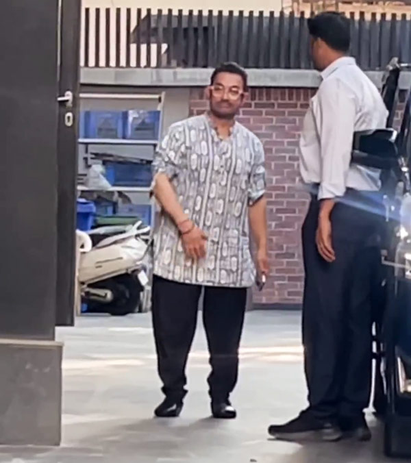 Bollywood Actor Aamir Khan And His New Girl Friend Spotted In Toyota Vellfire Luxury MPV