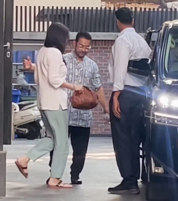 Bollywood Actor Aamir Khan And His New Girl Friend Spotted In Toyota Vellfire Luxury MPV
