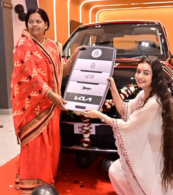 chahat pandey gifts mom kia carens