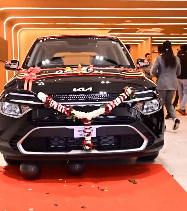 chahat pandey gifts mom kia carens