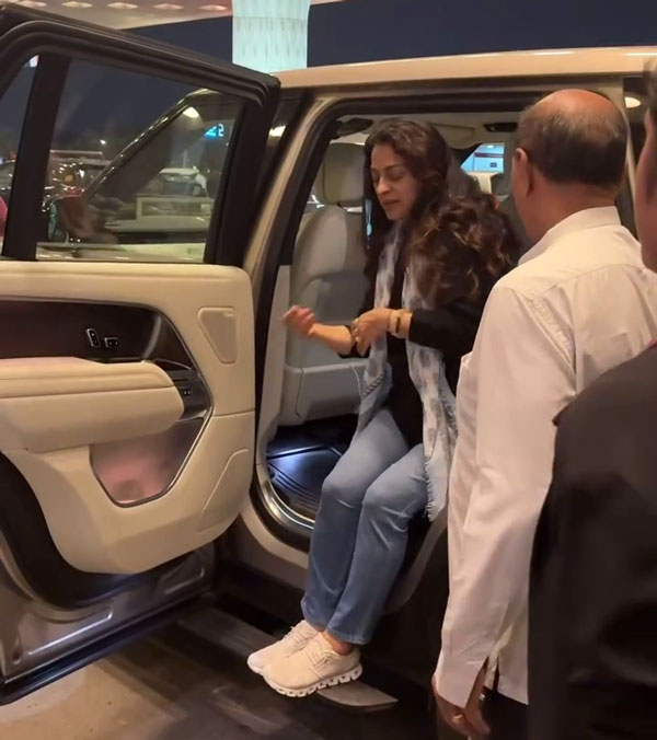 Actress Juhi Chawla Spotted In Range Rover Autobiography Luxury SUV Actress Juhi Chawla Spotted In Range Rover Autobiography Luxury SUV