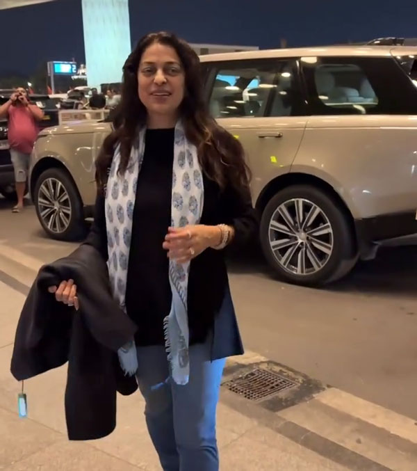 Actress Juhi Chawla Spotted In Range Rover Autobiography Luxury SUV Actress Juhi Chawla Spotted In Range Rover Autobiography Luxury SUV
