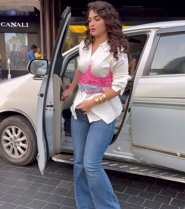 kayudu lohar spotted in toyota innova