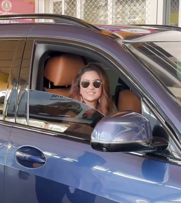 keerthy suresh drives home from airport keerthy suresh drives home from airport