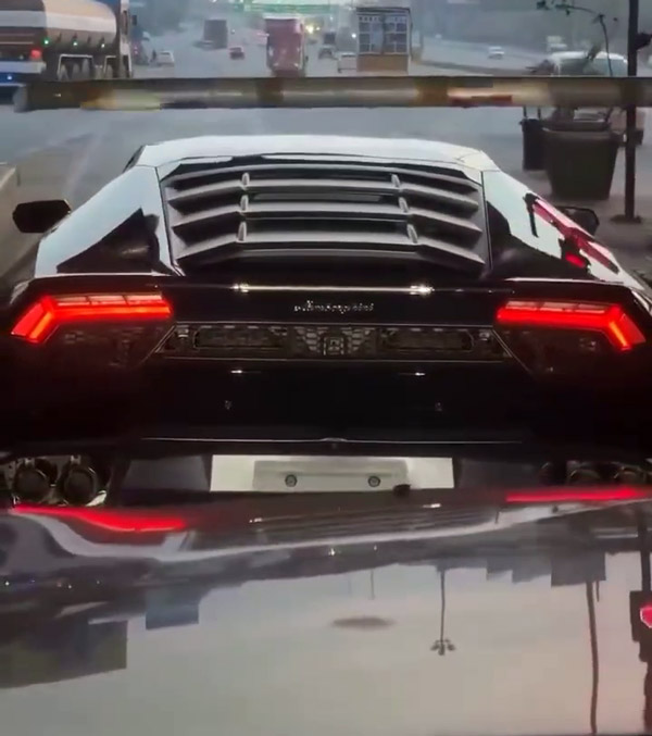 lamborghini passes under toll barrier wihouth paying lamborghini passes under toll barrier wihouth paying