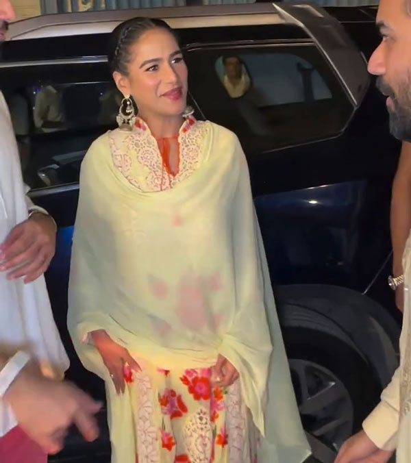 poonam pandey spotted in tata safari