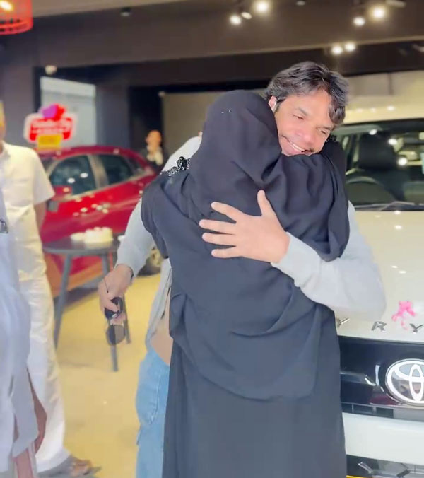 Son Surprises His Parents At The Toyota Hyryder Delivery Son Surprises His Parents At The Toyota Hyryder Delivery