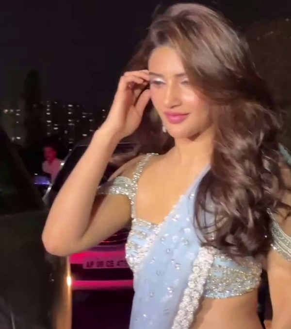 Actress Sreeleela Spotted In Range Rover Luxury SUV Actress Sreeleela Spotted In Range Rover Luxury SUV