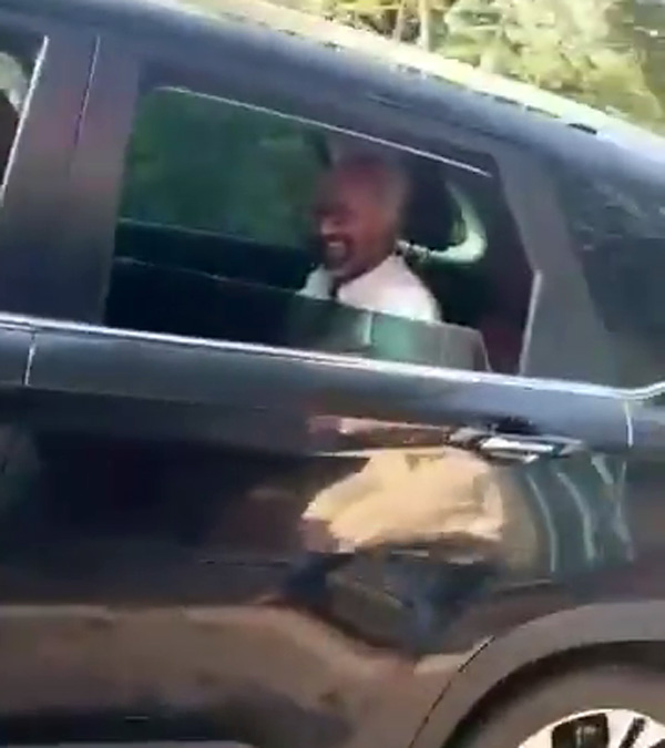 Rajinikanth spotted in mg hector for temple visit