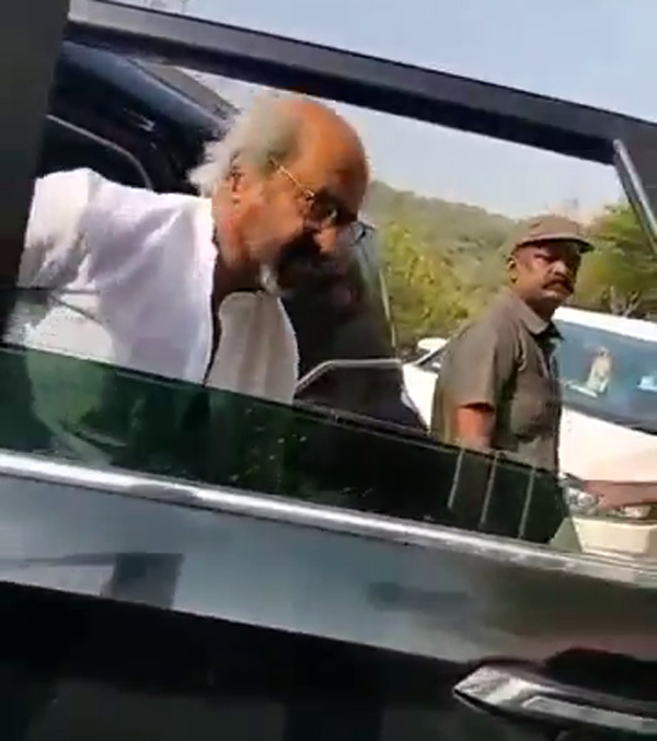 Rajinikanth spotted in mg hector for temple visit