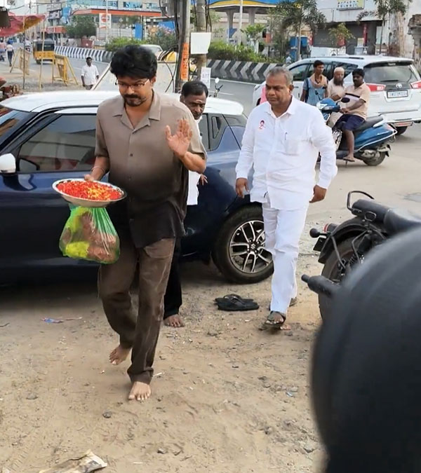 actor vijay spotted in maruti swift car