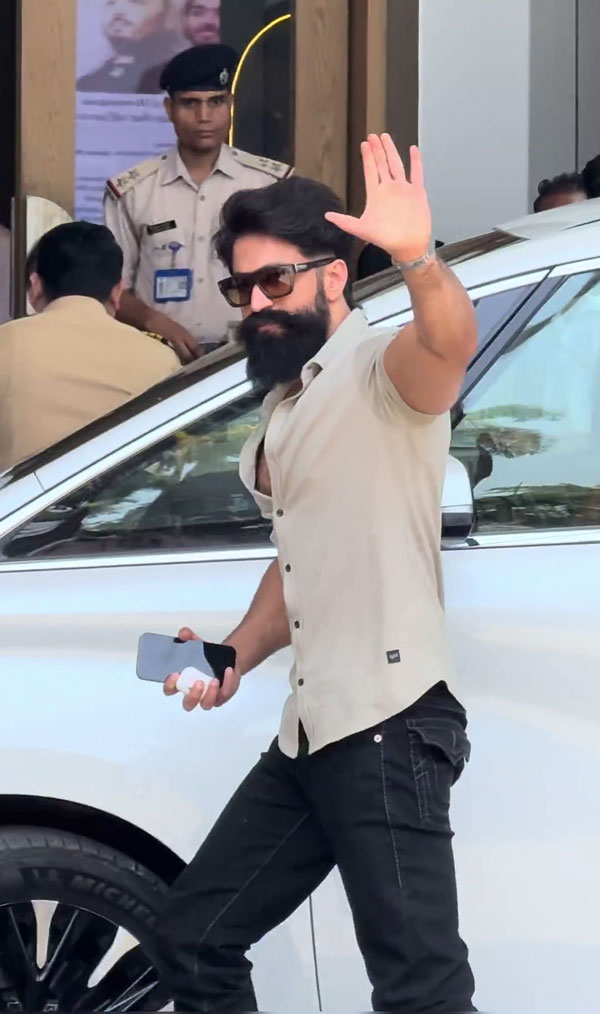 actor yash spotted in toyota vellfire actor yash spotted in toyota vellfire