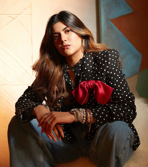 janhvi kapoor bff ananya birla gifts lamborghini