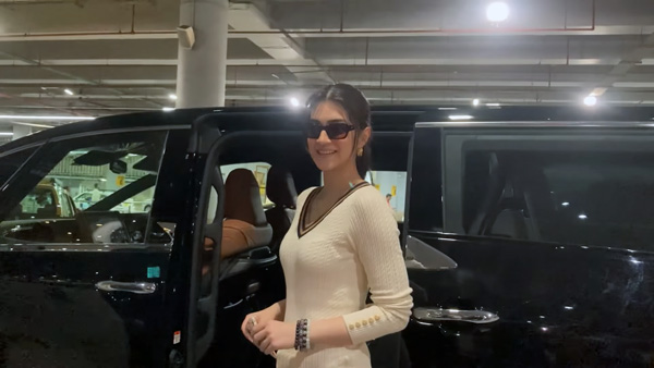 kriti sanon with Toyota vellfire