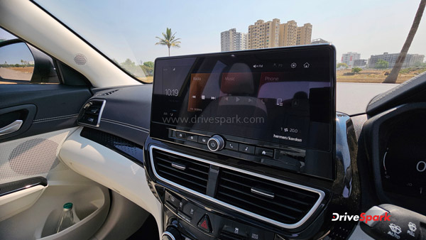 mahindra xuv 3xo display