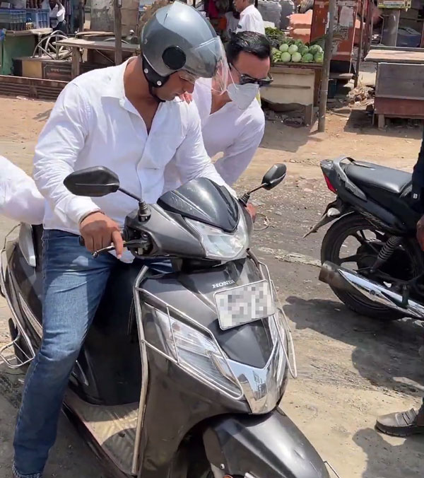 saif ali khan spotted in scooty saif ali khan spotted in scooty