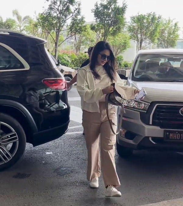 sunny leone spotted in benz gls