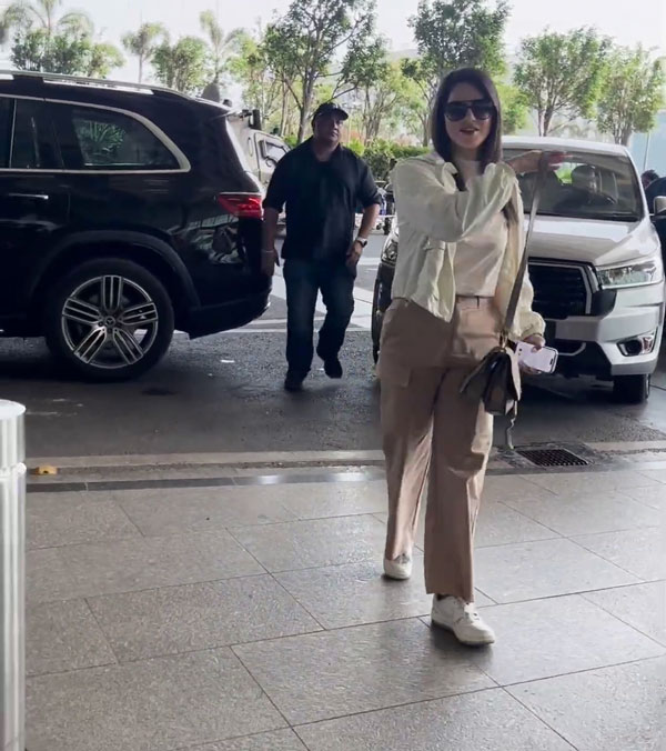 sunny leone spotted in benz gls