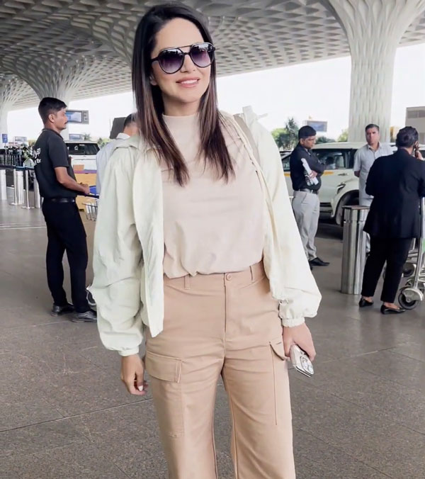 sunny leone spotted in benz gls