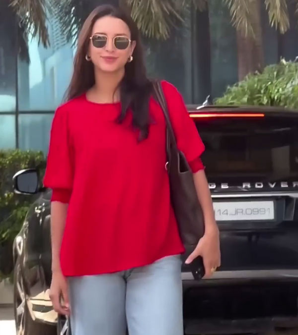 tripti dimri arrived in car leave on bike taxi