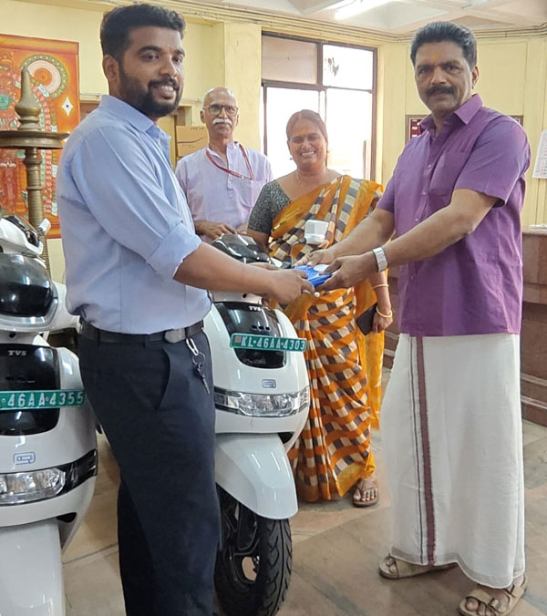 tvs donates five ev scooter to guruvayoor temple tvs donates five ev scooter to guruvayoor temple