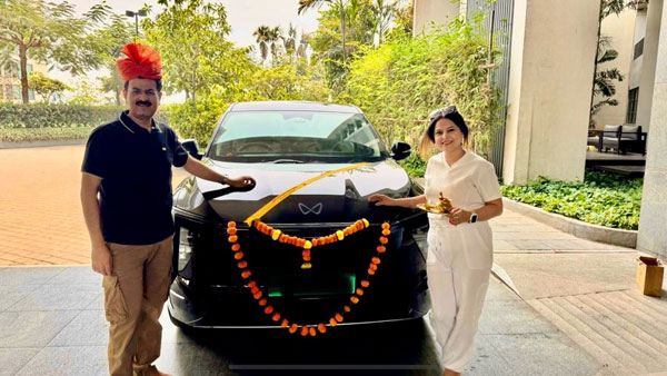 Mahindra Board President Vinod Sahay Buys New XEV 9E Electric SUV Mahindra Board President Vinod Sahay Buys New XEV 9E Electric SUV