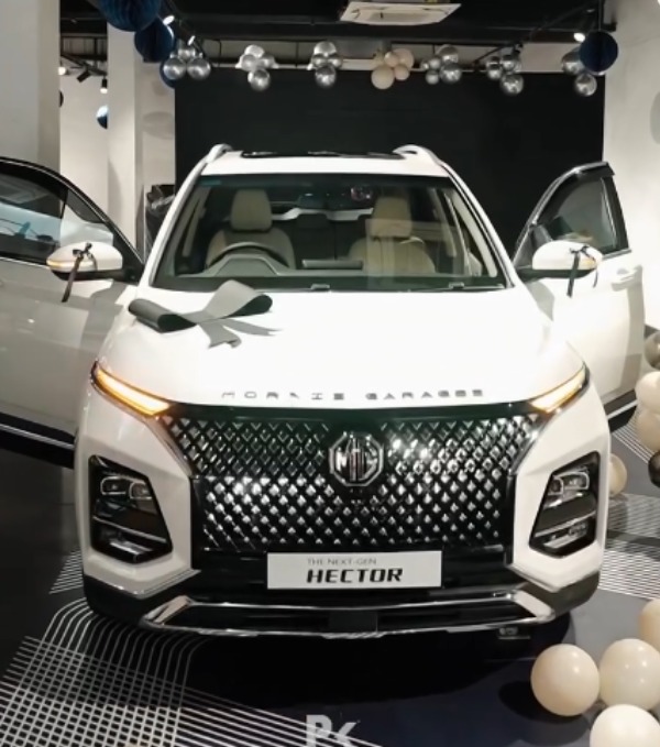 Kannada Actress Aishwarya Shindogi Bought New MG Hector SUV Kannada Actress Aishwarya Shindogi Bought New MG Hector SUV