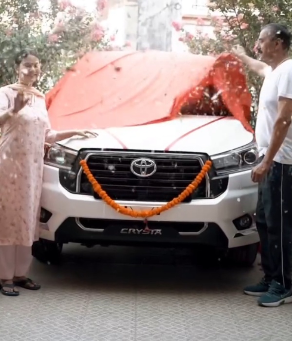 disha patani parents crysta gift