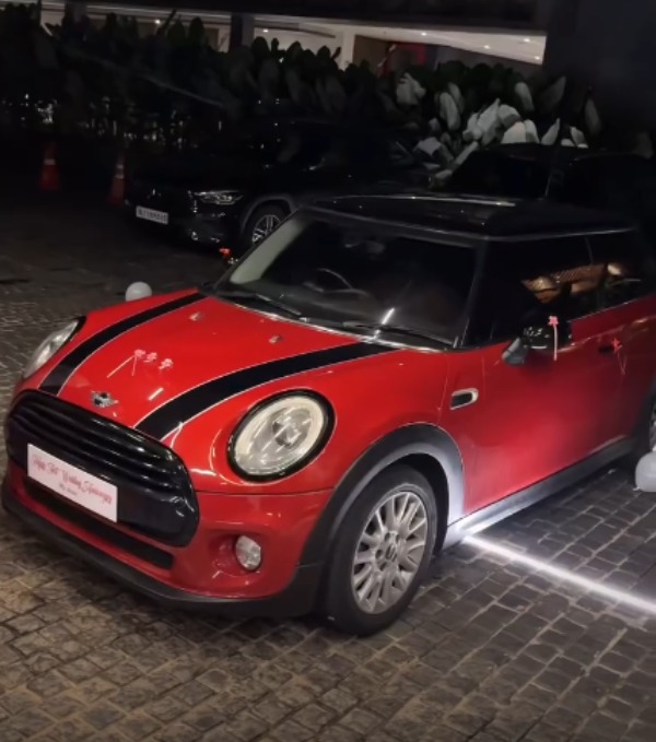 husband-gifted-wife-a-mini-cooper