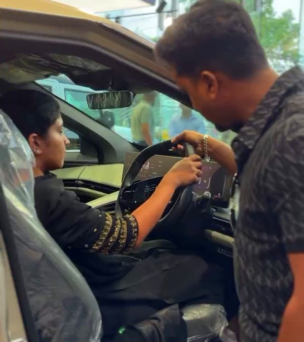 Husband Gifted Wife A Mahindra BE 6 Electric SUV On Her Birthday Viral Video Husband Gifted Wife A Mahindra BE 6 Electric SUV On Her Birthday Viral Video